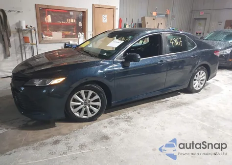 2020 Toyota Camry Le z USA, uszkodzony, nr VIN 4T1C11AK7LU912276
